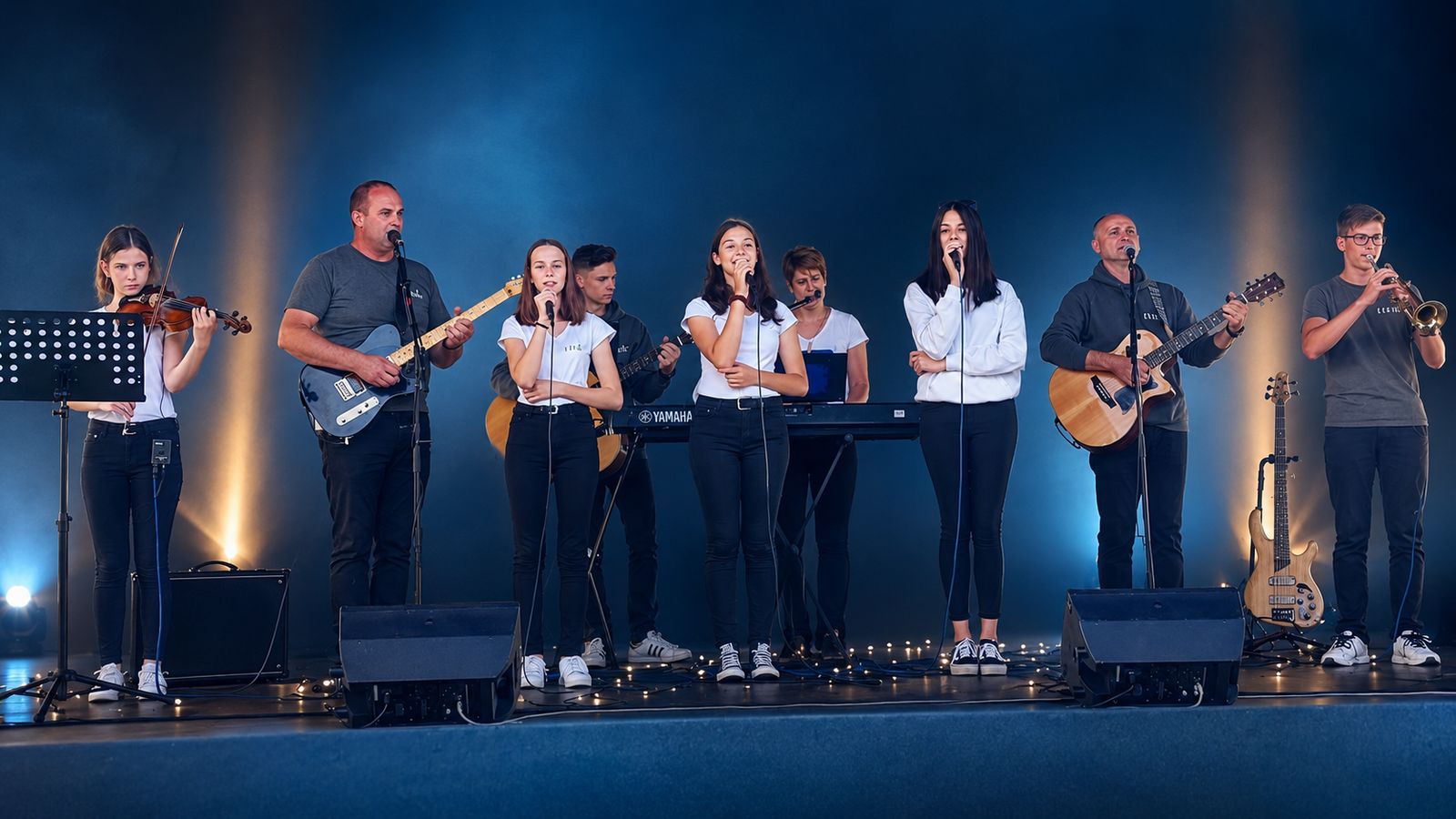 A Ker-Songs együttes teljes felállásban a színpadon
